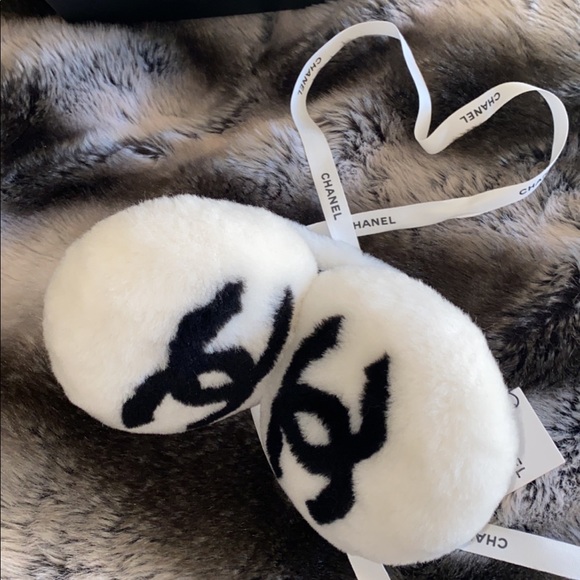 ❗️SOLD❗️Chanel Ivory shearling earmuffs BNWT - Picture 5 of 10